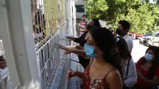 Desde las 9:00 horas de ayer, los trabajadores salieron de las oficinas para manifestarse con pancartas y gritos en exigencia a lo que llaman “justicia laboral”