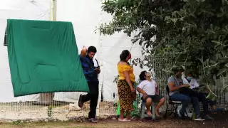 Los familiares de pacientes del Hospital General de Cancún deben dormir a la intemperie para esperar informes de sus seres queridos