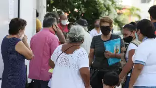 Los abuelitos hicieron fila para inscribirse