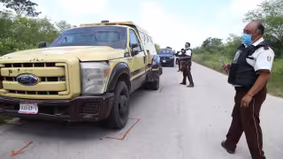 El motociclista habría chocado con un faro del camión para luego avanzar cerca de 60 metros sobre la carretera