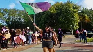 Con pancartas y cánticos las mujeres exigían a una sola voz la legalización del aborto, no más feminicidios, un alto al acoso y a las violaciones