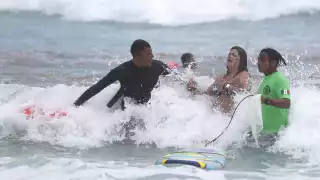 Guardavidas rescatan a dos turistas a punto de ahogarse en Cancún