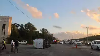 En la van de transporte turístico viajaban 10 personas, de las cuales, tres resultaron lesionadas