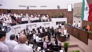 Con los honores a la Bandera y la entonación del Himno Nacional inició el acto protocolario
