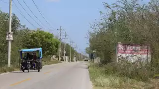 Las empresas colocan carteles pequeños anunciando la venta de los terrenos