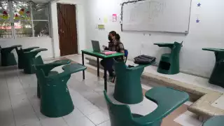 Los profesores sí asistieron a los planteles y desde ahí dieron sus asignaturas en línea.