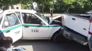 La mujer fue llevada a un hospital mientras que el propietario de la camioneta