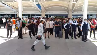 Elementos de la Guardia Nacional calmaron a los turistas que huían de la Terminal 3 en el aeropuerto de Cancún