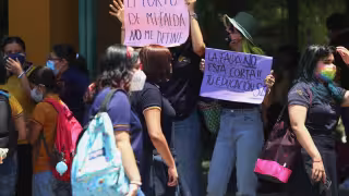 Estudiantes de la Prepa 2 opinan que el uso de la prenda larga es obsoleto, actualmente en 2022.