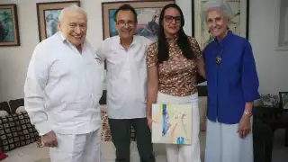 Don Mario Renato Menéndez Rodríguez y su esposa doña Alicia Menéndez Figueroa platicaron con el artista cubano Ernesto García Peña