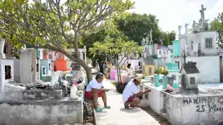 Familias les rezan a sus difuntos durante el Día de Muertos