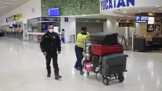 El personal de la compañía aérea envió las maletas de los pasajeros afectados a la banda del sector Sur, donde revisarían el contenido del equipaje