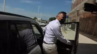 Al ser cuestionado el exsenador sobre si ya había sido exonerado, respondió “ahí vamos, poquito a poco”, y que luego informaría