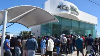 Los pescadores llegaron desde la noche del martes para hacer fila en el banco del Bienestar