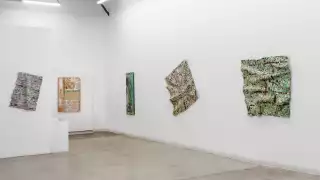 La colección es la creación más reciente del artista visual y está integrada por 15 obras realizadas en estrato