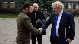 Boris Johnson yZelenski dialogaron y caminaron por Kiev como símbolo  de unidad entre Reino Unido y Ucrania