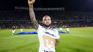 Dani Alves se enoja por trato especial de Pumas y se va en el camión con sus compañeros
