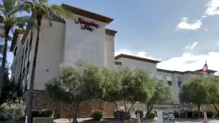 La cadena Hampton Inn & Suites habría establecido un contrato con el gobierno para usar sus habitaciones como centros de detención (AP)