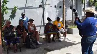 Una comida completa en los restaurantes del puerto puede costas hasta 50 dólares