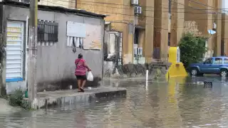 Algunas calles de la Región 95 en Cancún se inundan e impiden el paso de vecinos y vehículos