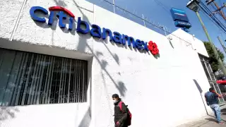 AMLO pidió que quienes adquieran Banamex no tengan adeudos fiscales.