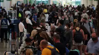 El centro aeroportuario lució lleno de turistas