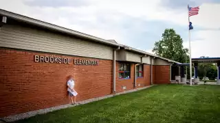 La maestra fue detenida y presenta cargos por estrangulamiento y lesiones