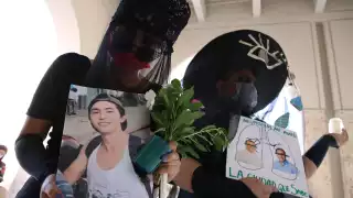 'Naná' y 'Washu' acudieron al evento de rpesentación del Mérida Fest 2022, pero se les negó el acceso al evento público; llevaban una foto de José Eduardo Ravelo