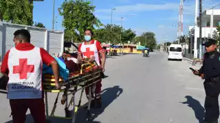 El hombre fue atendido por paramédicos y trasladado a un hospital