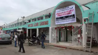 Acusan locatarios del mercado Lázaro Cárdenas al primer regidor por amenazarlos