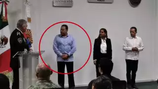 Manelich Castilla Craviotto recibió la placa policial que lo acredita como el nuevo secretario de Seguridad Pública de Quintana Roo