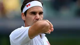 Federer, ocho veces campeón de Wimbledon, se vio totalmente desbordado por la agresividad del polaco de 24 años