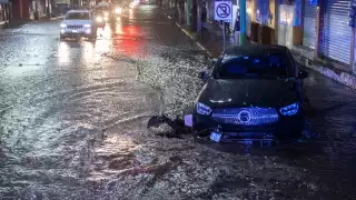 Calles y avenidas de Ecatepec y Coacalco quedaron bajo el agua, luego de las intensas lluvias que causaron inundaciones