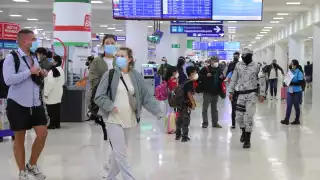 Pasajeros en el aeropuerto de Cancún acudieron a los módulos de sus aerolíneas para verificar la salida de sus vuelos