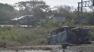 Dos personas quedaron atrapadas en el auto cuando comenzó a incendiarse