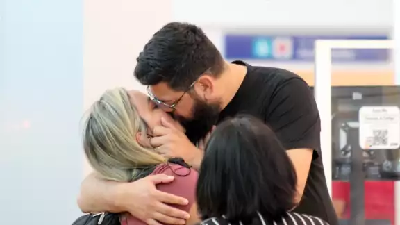 En un beso se activan unos 30 músculos faciales, de los cuales 17 son relacionados con la lengua. En un beso se activan unos 30 músculos faciales, de los cuales 17 son relacionados con la lengua.