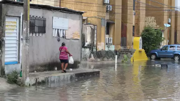 Algunas calles de la Región 95 en Cancún se inundan e impiden el paso de vecinos y vehículos Algunas calles de la Región 95 en Cancún se inundan e impiden el paso de vecinos y vehículos