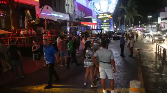 A pesar que la zona de antros lució abarrotada, la gran mayoría eran familias y parejas que disfrutaban la noche A pesar que la zona de antros lució abarrotada, la gran mayoría eran familias y parejas que disfrutaban la noche