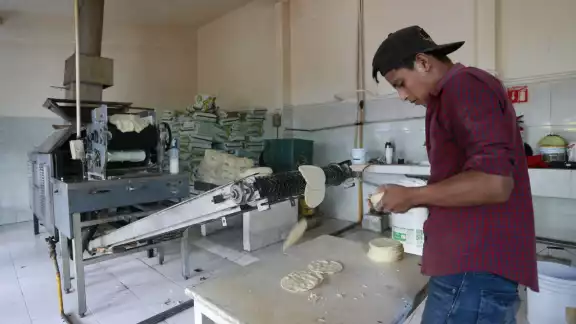 Esta situación ahoga cada vez más a esta industria, pese a comercializar el alimento más básico en México Esta situación ahoga cada vez más a esta industria, pese a comercializar el alimento más básico en México