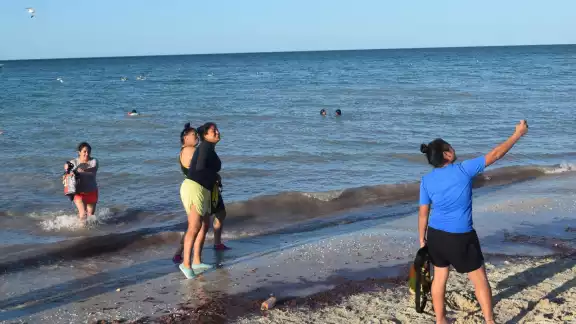 El martes había incluso banderas rojas junto al agua, pero los bañistas hicieron caso omiso El martes había incluso banderas rojas junto al agua, pero los bañistas hicieron caso omiso