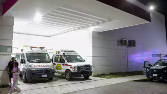 La mayor parte de su cuerpo está quemado como resultado de su intento de suicidio La mayor parte de su cuerpo está quemado como resultado de su intento de suicidio