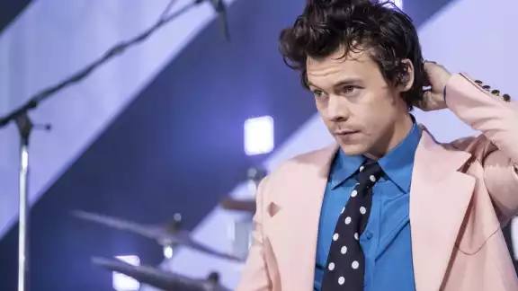 Harry Styles besa en la boca a Nick Kroll en el Festival de Cine de Venecia Harry Styles besa en la boca a Nick Kroll en el Festival de Cine de Venecia