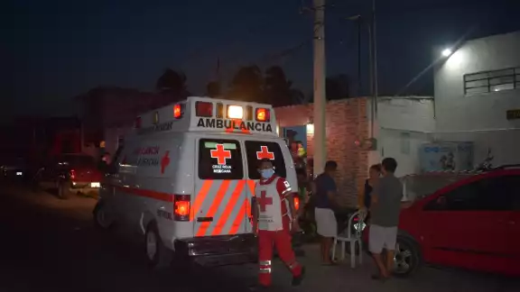 El motociclista fue atendido por paramédicos de la Cruz Roja El motociclista fue atendido por paramédicos de la Cruz Roja