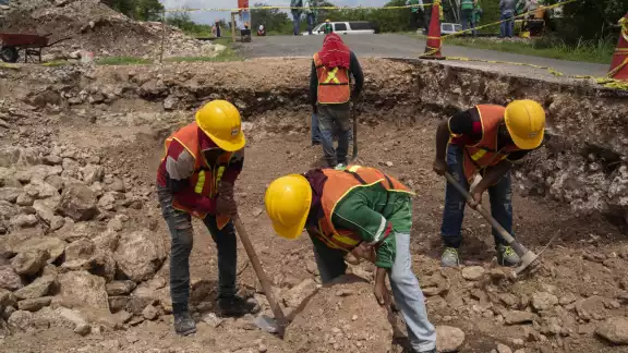 Raúl Baqueiro (círculo) informó que por las inversiones que siguen llegando a Yucatán se ha recuperado más del 80 por ciento de su planta labora
