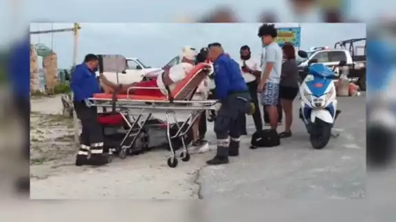 Paramédicos acudieron al cruce de la avenida 11 con Félix González Canto, para valorar al motociclista accidentado