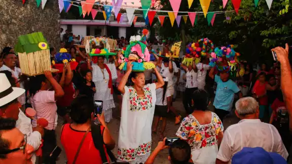 El origen del baile está vinculado con las ceremonias que los mayas realizaban para agradecer a la naturaleza El origen del baile está vinculado con las ceremonias que los mayas realizaban para agradecer a la naturaleza
