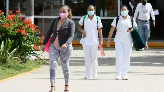 A pesar de todas las medidas estrictas que siguen durante su horario laboral, personal de salud se arriesga al infectándose de COVID-19 A pesar de todas las medidas estrictas que siguen durante su horario laboral, personal de salud se arriesga al infectándose de COVID-19