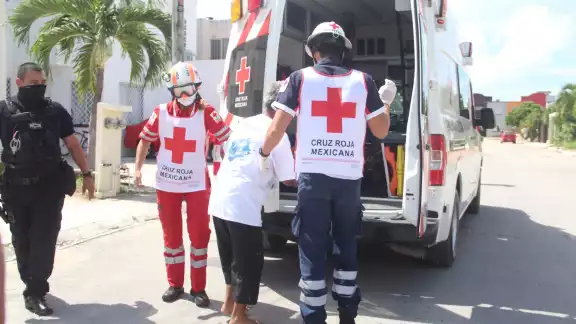 Hombre es macheteado por un jardinero en la región 529 de la ciudad de Cancún Hombre es macheteado por un jardinero en la región 529 de la ciudad de Cancún