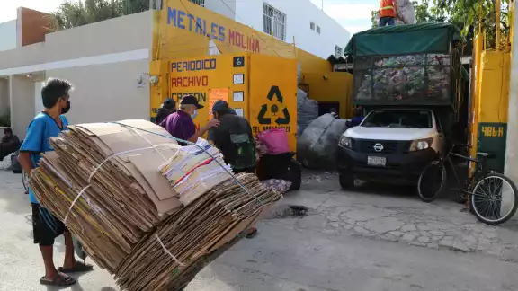Pese a las personas que se dedican a reciclar, muchos de los desechos que se generan permanecen en calles y carreteras Pese a las personas que se dedican a reciclar, muchos de los desechos que se generan permanecen en calles y carreteras