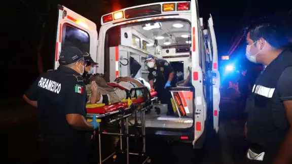 Uno de los involucrados en el accidente tuvo que ser trasladado al hospital, pero hasta el momento se desconoce su estado de salud Uno de los involucrados en el accidente tuvo que ser trasladado al hospital, pero hasta el momento se desconoce su estado de salud